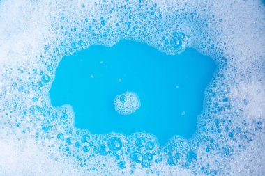 Deterjan köpüğü, mavi arkaplan.