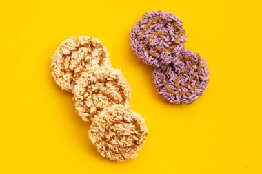 Sarı arka planda hindistancevizi palmiye şekerli pirinç krakeri..