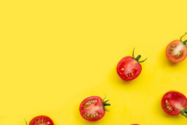 Taze domates, bütün ve yarım sarı arka plan izole kesilmiş. Üstte görüntü