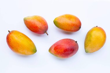 Tropik meyve, beyaz arka planda mango. Üst görünüm