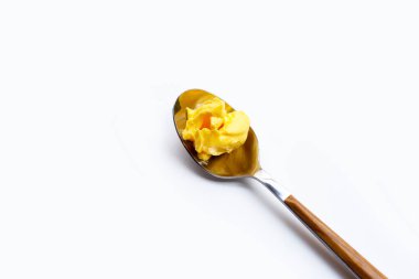 Beyaz arkaplanda Margarin peyniri yağı.