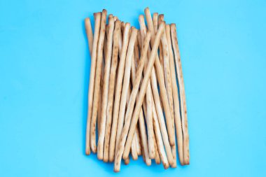 Mavi arkaplanda ekmek çubukları