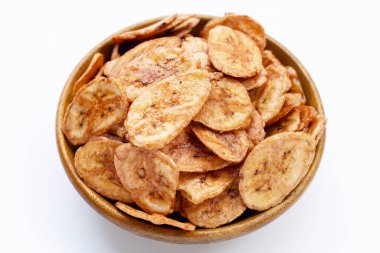 Beyaz arkaplanda muz cipsi.