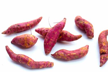 Beyaz arka planda tatlı patates.