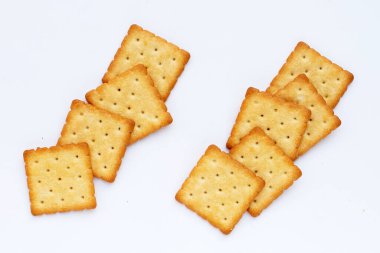 Beyaz arkaplanda kuru kraker kurabiyeleri.