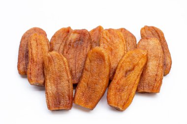 Beyaz arka planda kurutulmuş muzlar.