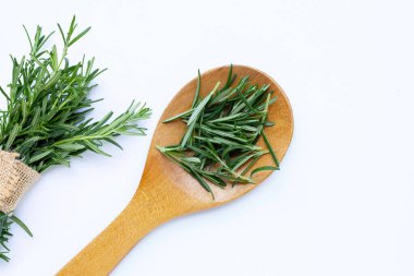 Beyaz arkaplanda biberiye.