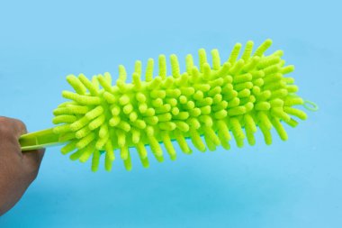 Mavi arkaplanda yeşil toz bezi.