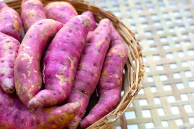 tatlı patates bambu sepet içinde