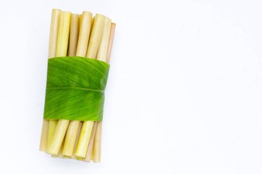 Lotus kökü beyaz arkaplanda.