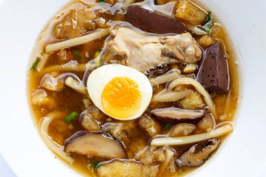 Beyaz arka planda balık çorbası.