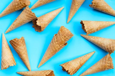 Mavi arka planda boş dondurma külahı.