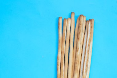 Mavi arkaplanda ekmek çubukları