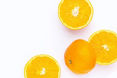 beyaz arkaplanda portakal meyvesi.