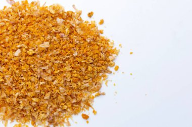 Beyaz arka planda kurutulmuş sarımsak..