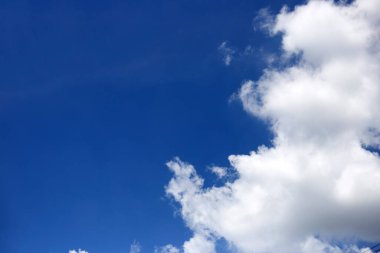 Beyaz bulutlu mavi gökyüzü