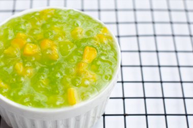 Hindistan cevizi sütünde muhallebi incileriyle mısır.