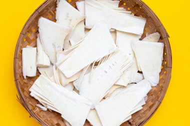 Kesilmiş bambu filizleri bambu dokuma tabağında.