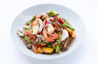 Deniz mahsullü Tayland baharatlı salatası.