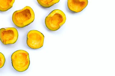 Beyaz arkaplanda yeşil balkabağı parçaları