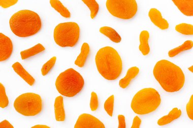 Beyaz arkaplanda kurumuş kayısılar.