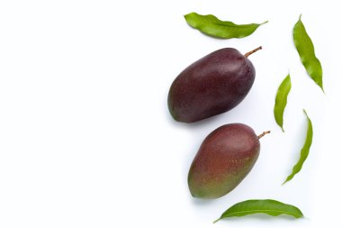 Mango, beyaz arka planda yaprakları olan tropikal meyve. Üst görünüm