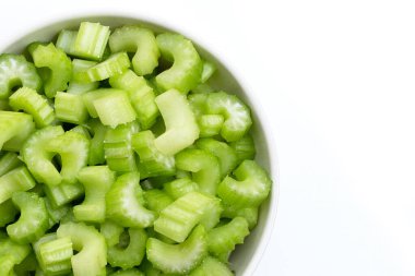 Beyaz arka planda taze kereviz. Üst görünüm