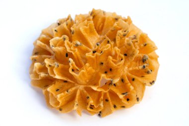 Beyaz arka planda gevrek nilüfer çiçeği kurabiyesi.