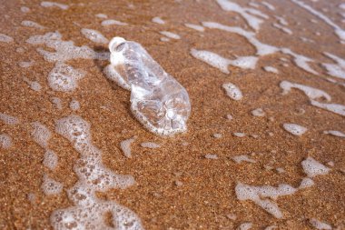 Plastik şişe sahilde