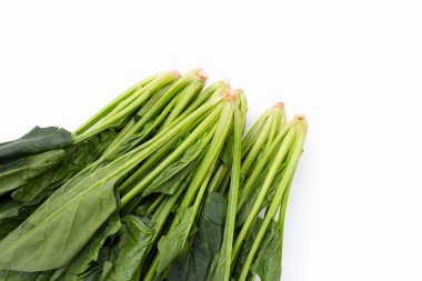 Beyaz arkaplanda taze ıspanak