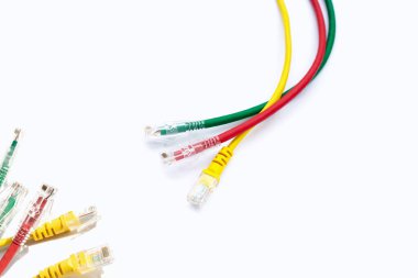 Beyaz arkaplanda LAN ağ bağlantısı ethernet kabloları.