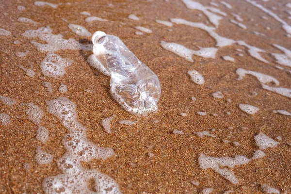 Plastik şişe sahilde