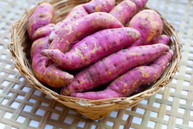 tatlı patates bambu sepet içinde 