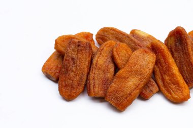 Beyaz arka planda kurutulmuş muzlar.