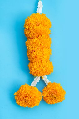 Güzel turuncu kadife çiçeği çelengi