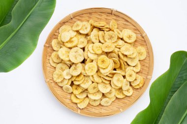 Beyaz arkaplanda muz dilimleri.