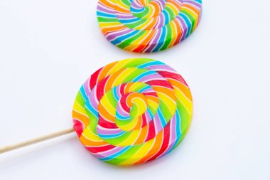 Beyaz arkaplanda gökkuşağı lolipopu.