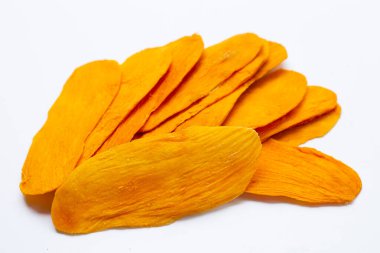 Beyaz arka planda kurutulmuş mango.