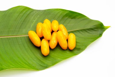 Mung fasulye ezmesi yumurta sarısı ve şekerden oluşur. Tayland Tatlısı