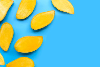 Tropik meyve, mavi arkaplanda mango..