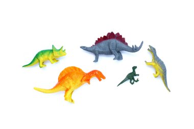 Beyaz arka planda plastik dinozor oyuncakları. Üst görünüm