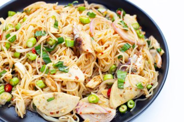Pirinç vermicelli şehriye baharatlı salata