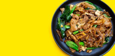 Soya soslu pilavlı erişte ve domuz eti.