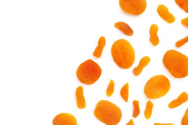 Beyaz arkaplanda kurumuş kayısılar.