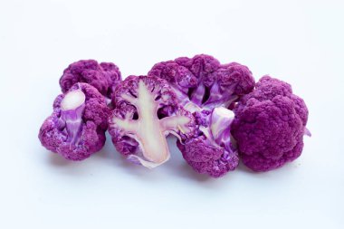 Beyaz arkaplanda mor karnabahar.