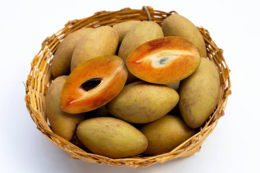 Beyaz arka planda taze sapodilla meyvesi