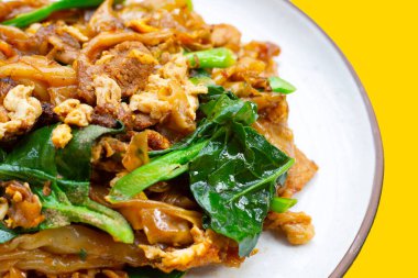 Soya soslu pilavlı erişte ve domuz eti.