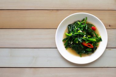 Sarımsaklı ıspanak kızartması. Asya yemekleri