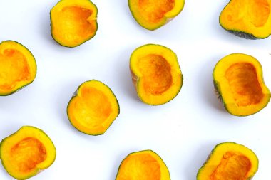 Beyaz arkaplanda yeşil balkabağı parçaları