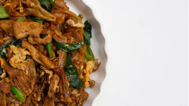 Soya soslu pilavlı erişte ve domuz eti.